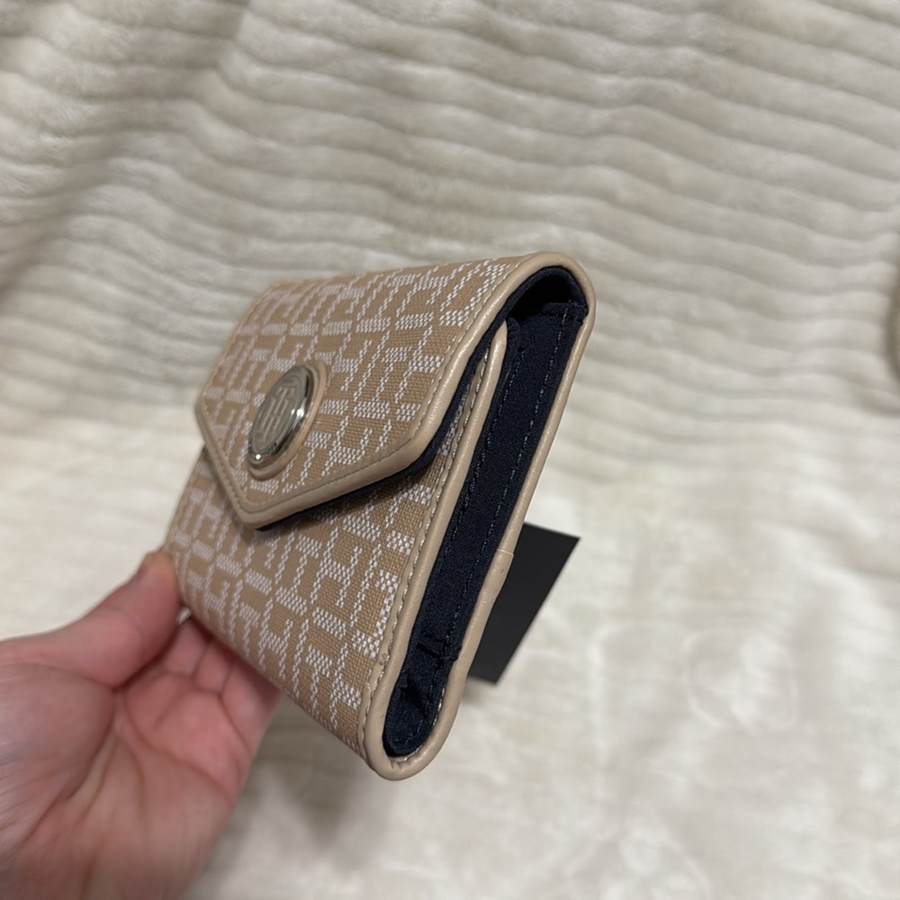 Tommy Hilfiger Tan and White Women's Wallet - Picture 9 of 9